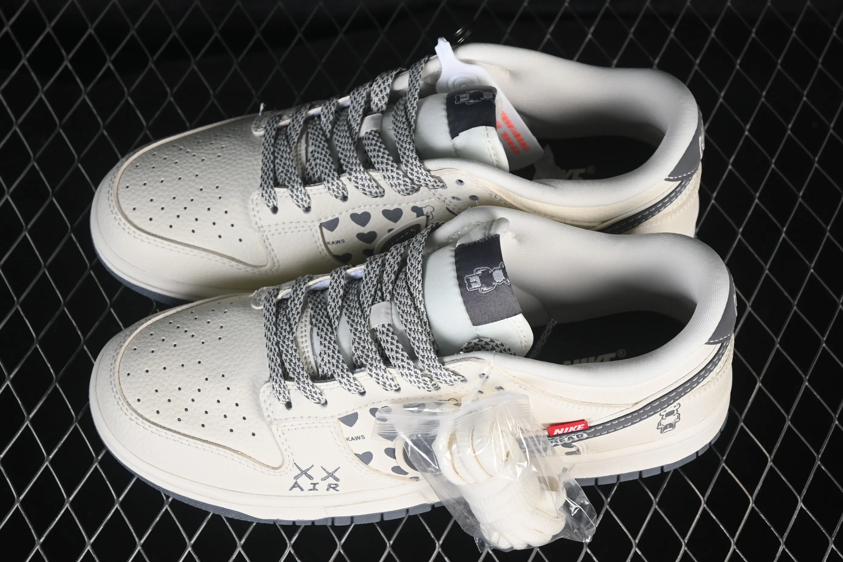 All categories Nk SB Dunk Series Nk SB Dunk Low High-end customized low-top sneakers Nike SB Dunk Low Violent Bear collaboration white and gray double hooks High-end customized low-top casual sneakers TX1688-006